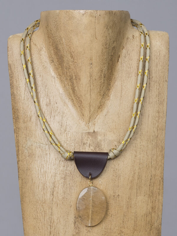 Colgante con piedra de citrino y pieza semicúpula en cuero