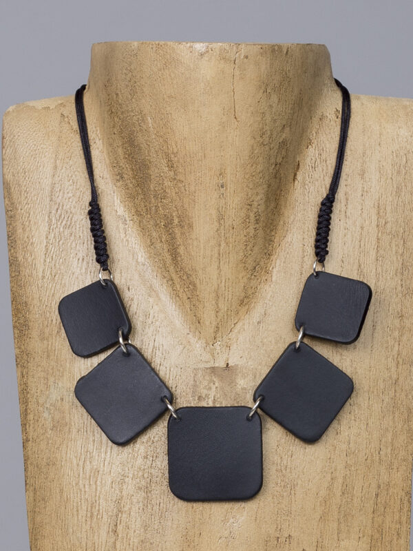 Collar de cuero con cuadrados y cordón regulable
