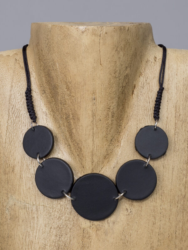 Collar de cuero negro con discos y cordón regulable