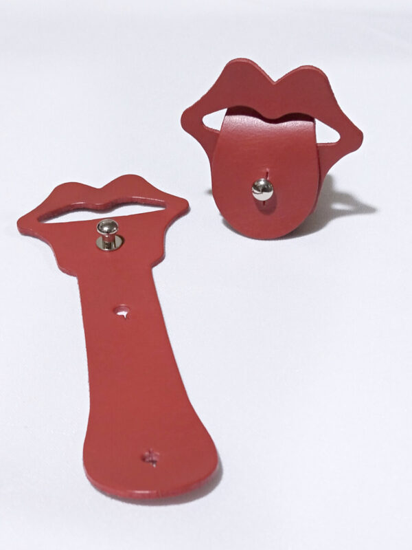 Organizador de cables “Lengua” en cuero rojo