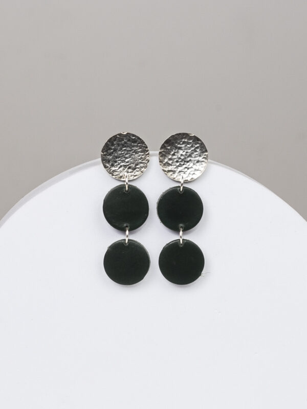 Pendientes de círculos: cuero y plata texturizada