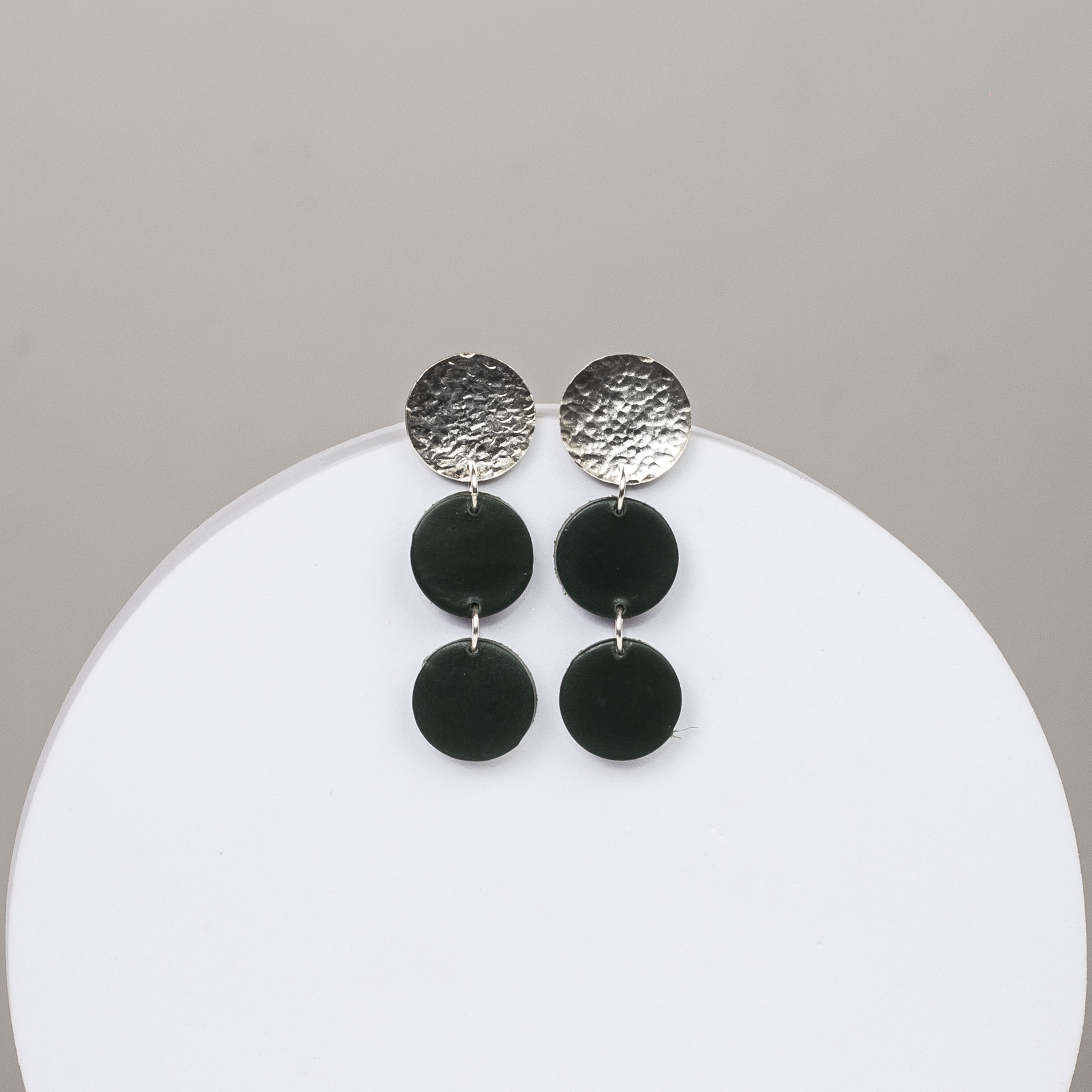 Pendientes de círculos: cuero y plata texturizada