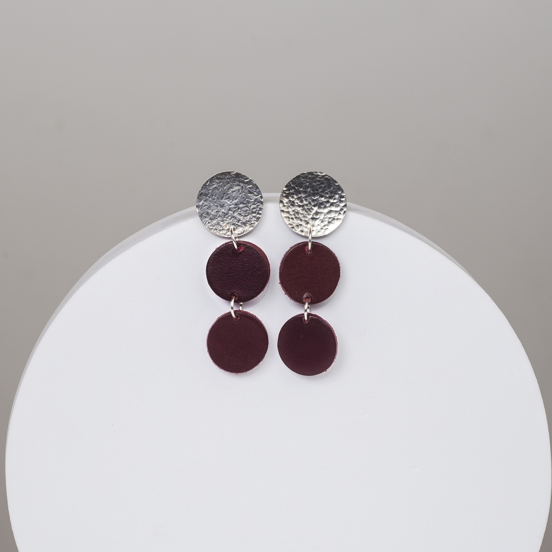 Pendientes de círculos: cuero y plata texturizada - Imagen 2