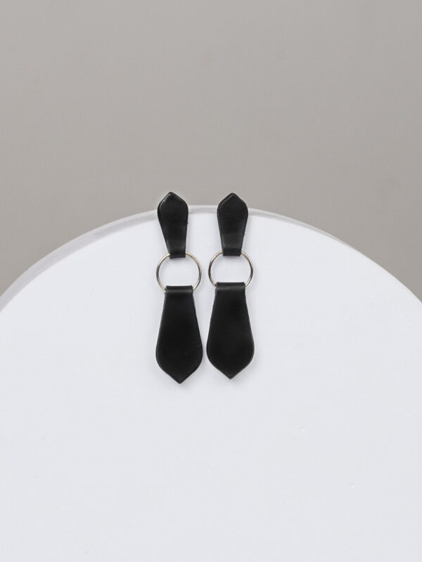 Pendientes de cuero con aro de plata