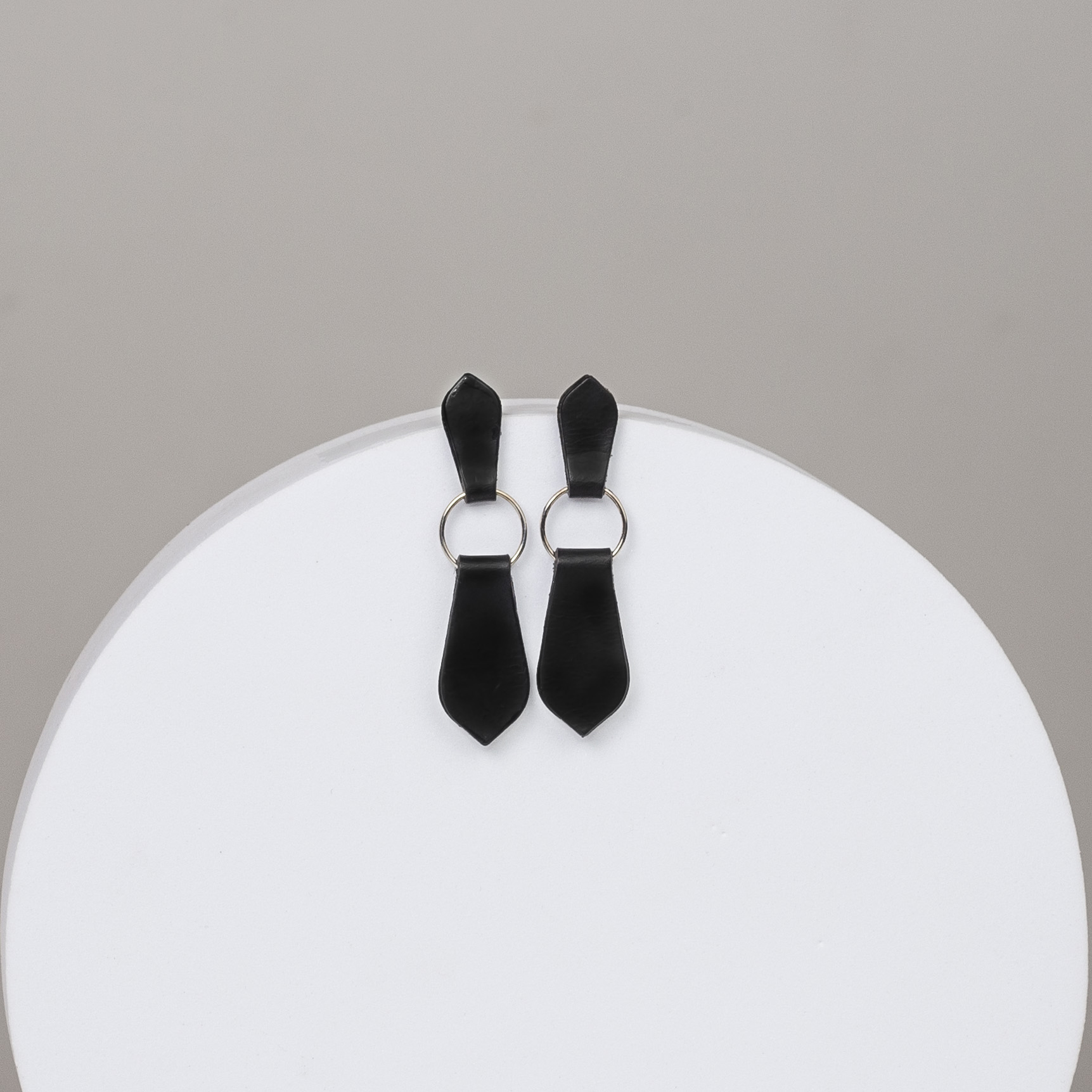 Pendientes de cuero con aro de plata