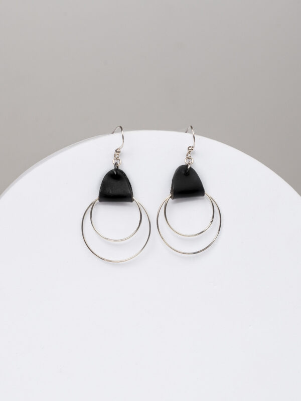 Pendientes de cuero y dobles argollas