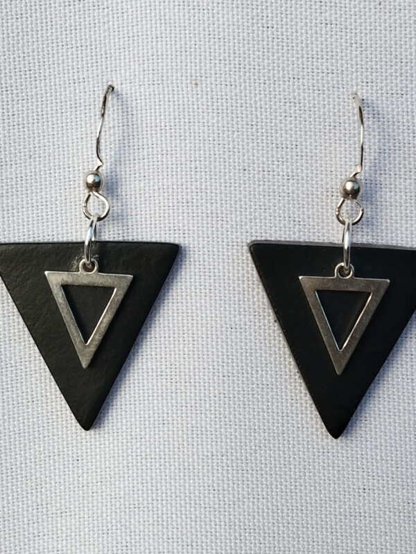 Pendientes de cuero con triángulo de plata