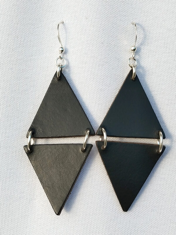 Pendientes de cuero con triángulos articulados