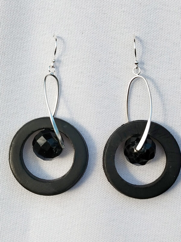 Pendientes rueda de cuero con plata y bola facetada