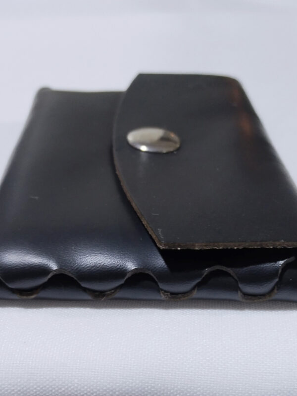 Tarjetero de cuero con cierre a presión. Varios colores