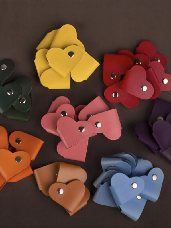 Organizador de cables en forma de corazón — cuero, varios colores
