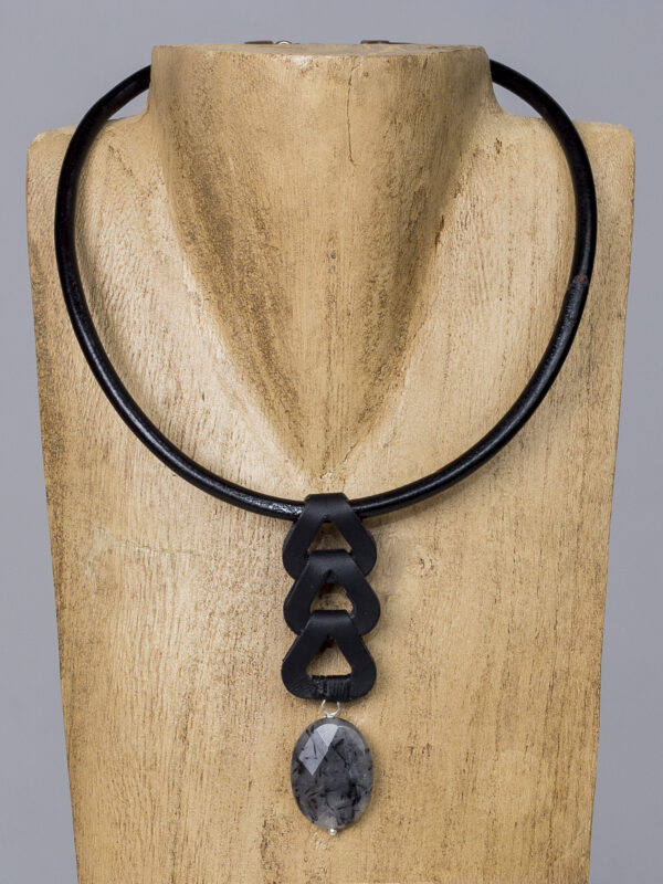 Collar de cuero con cuarzo turmalinado