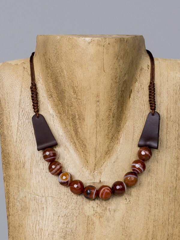 Collar de cuero marrón con cornalinas naturales