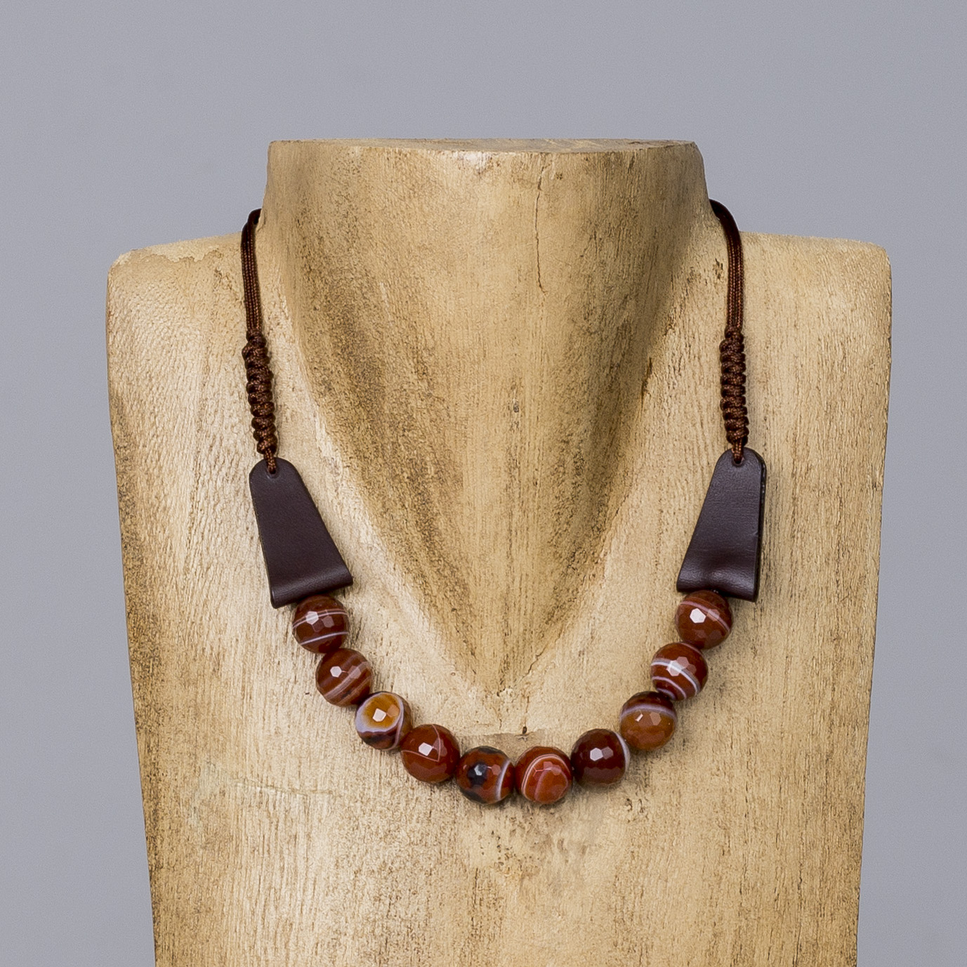 Collar de cuero marrón con cornalinas naturales