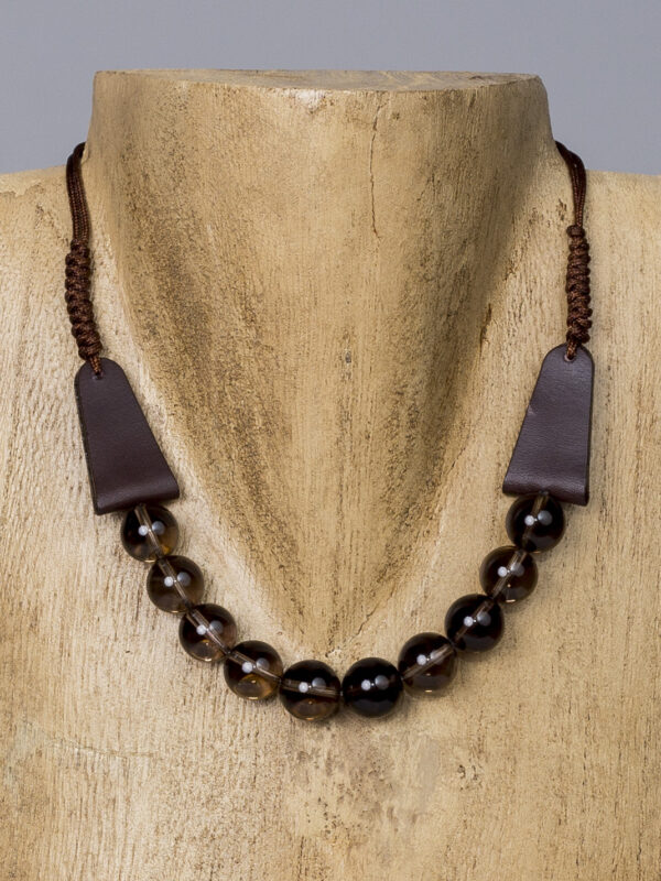 Collar de cuero marrón con piedras naturales en tonos ámbar