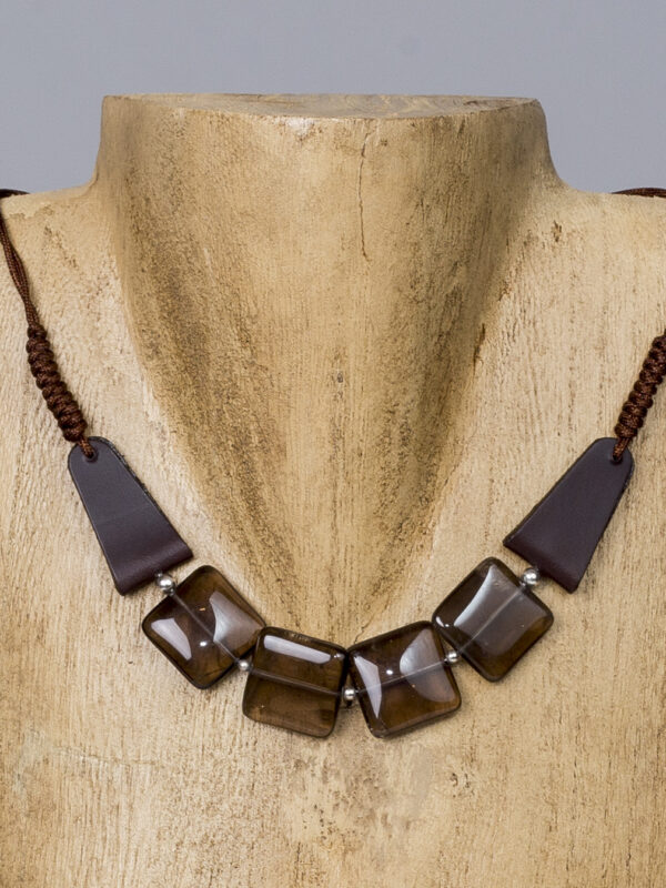 Collar de cuero marrón con piedras naturales cuadradas