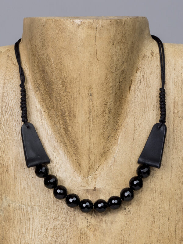 Collar de cuero negro con ágatas negras facetadas