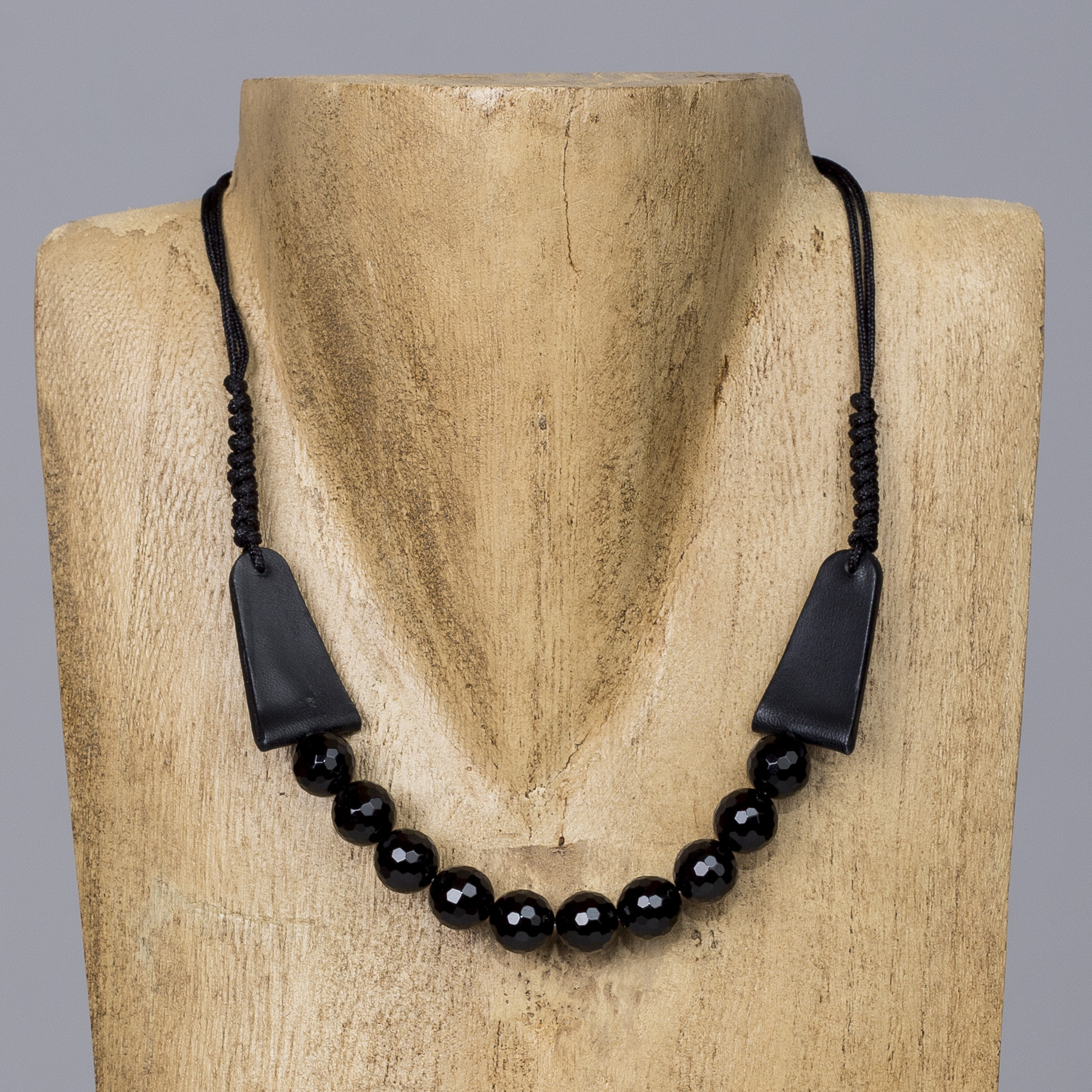 Collar de cuero negro con ágatas negras facetadas