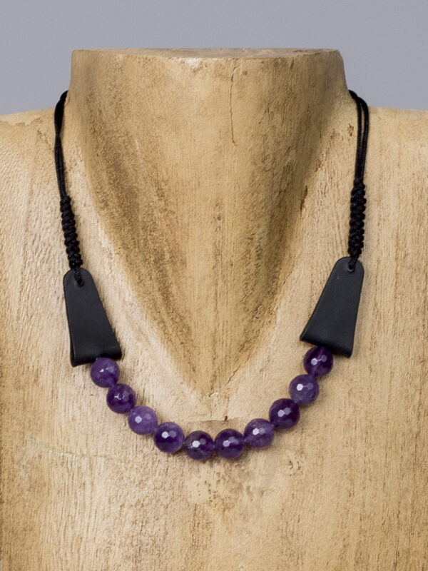 Collar de cuero negro con amatistas naturales