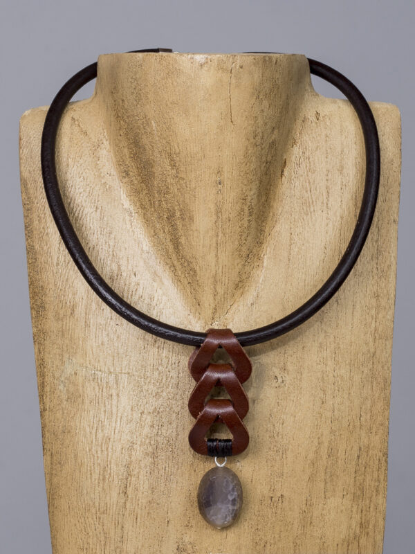 Collar rígido de cuero con ágata y motivo geométrico