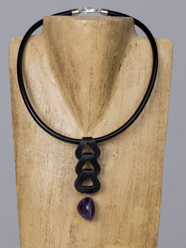 Collar rígido de cuero negro con amatista y motivo geométrico