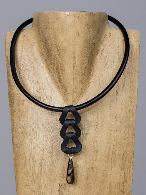 Collar rígido de cuero negro con lágrima de piedra y motivo geométrico