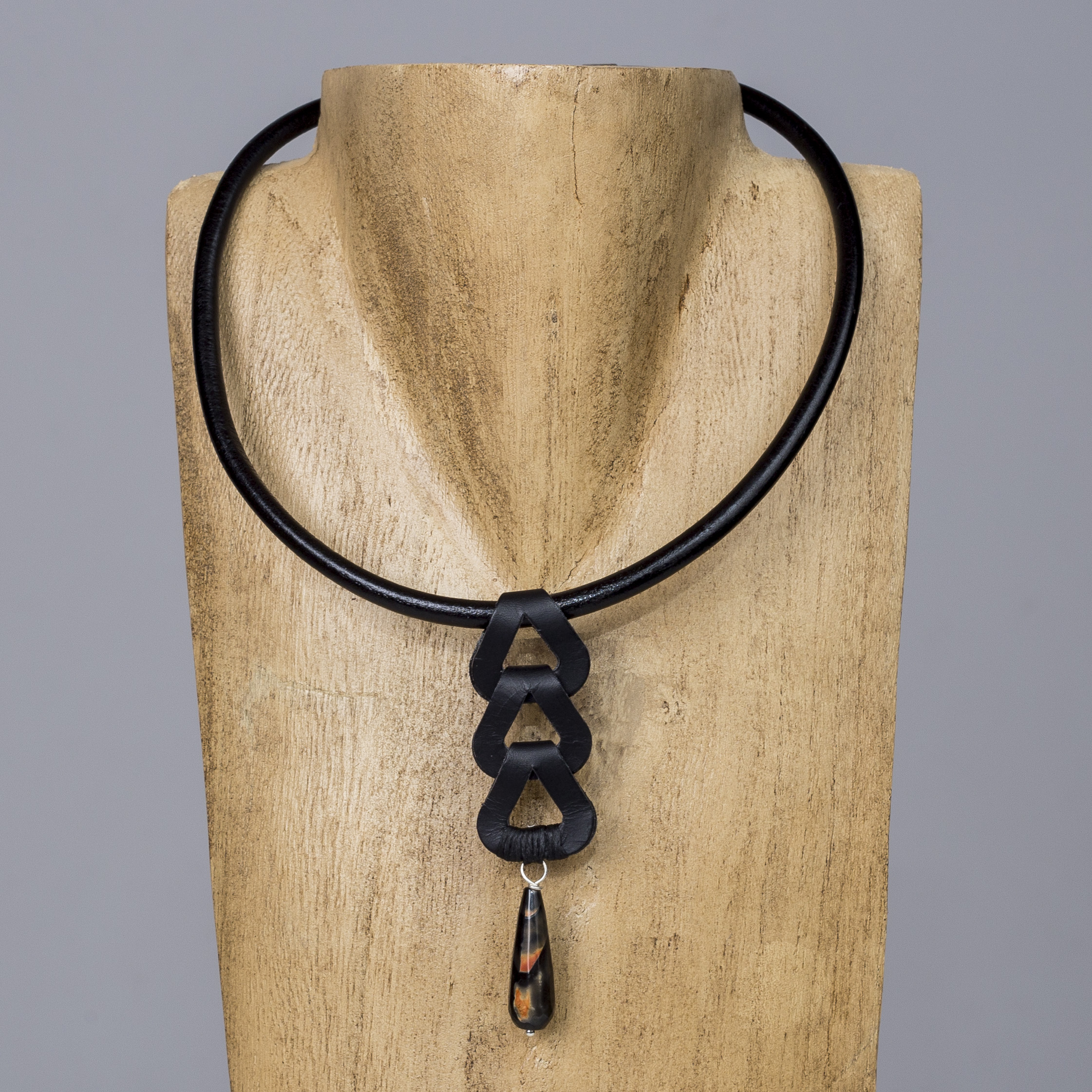 Collar rígido de cuero negro con lágrima de piedra y motivo geométrico