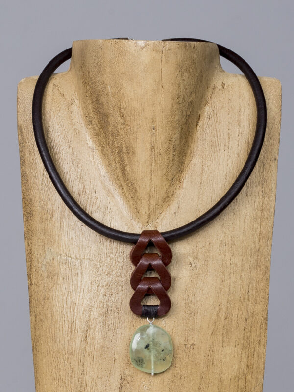 Collar rígido de cuero con prehnita y motivo geométrico