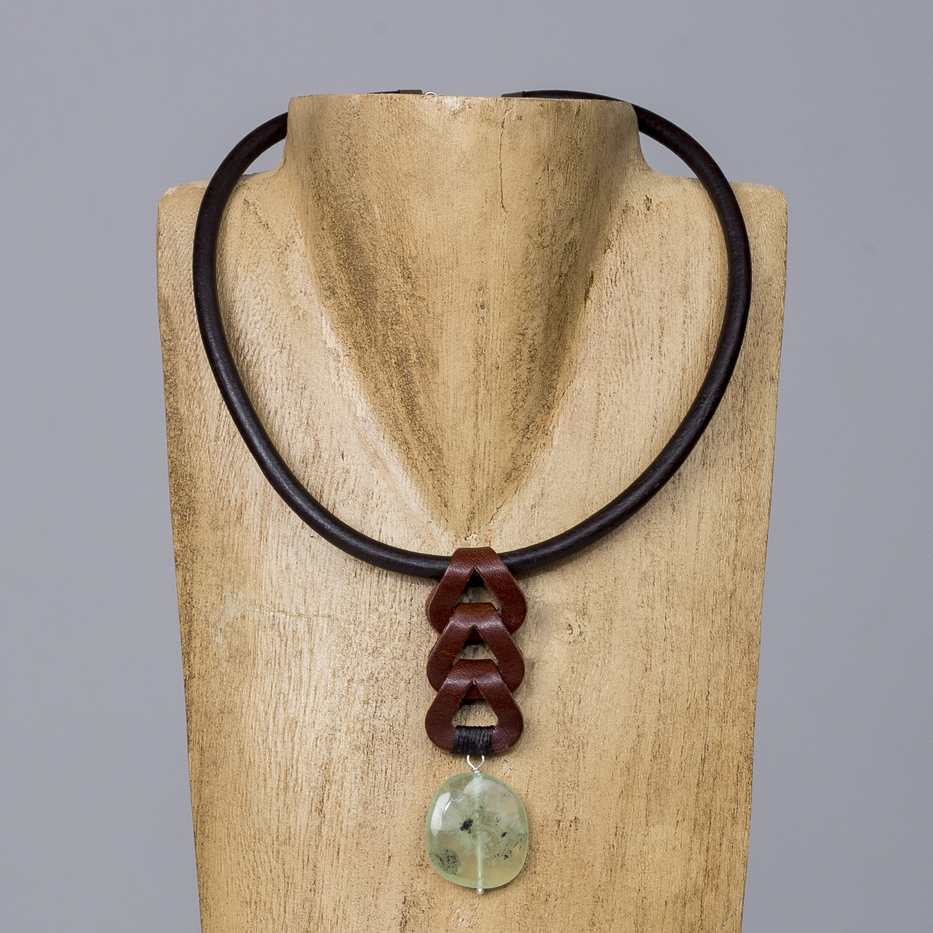 Collar rígido de cuero con prehnita y motivo geométrico
