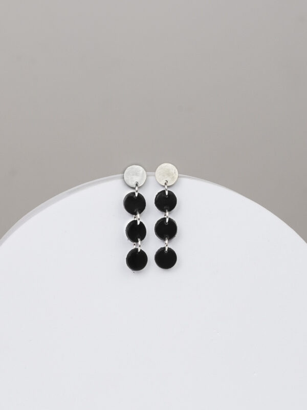 Pendientes de cuatro círculos: cuero negro y plata