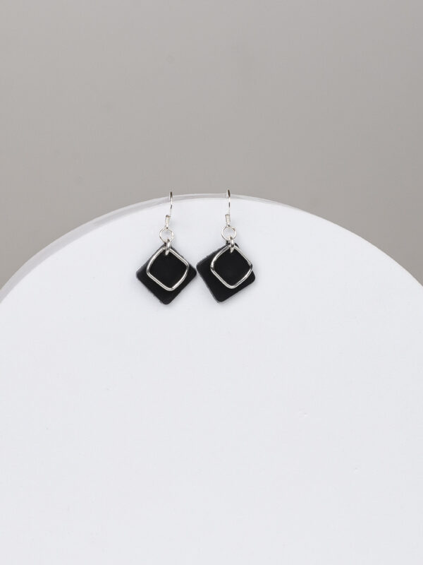 Pendientes mini rombo de plata sobre cuero negro