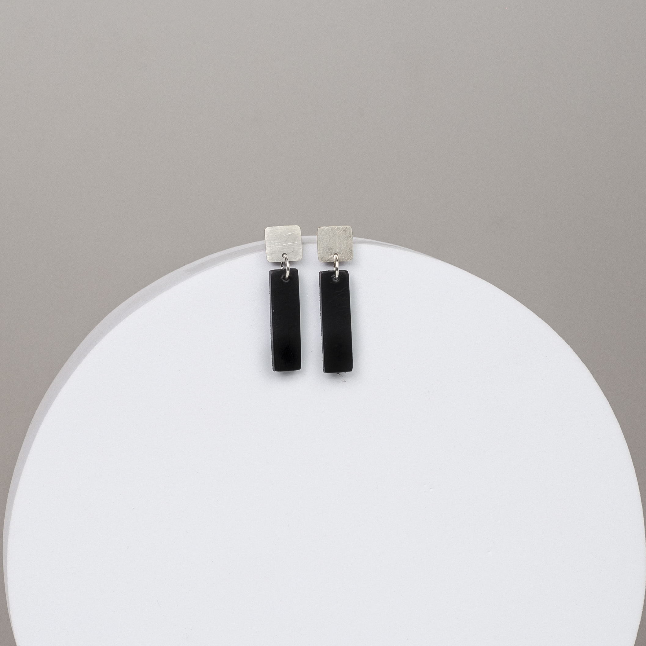 Pendientes plata cuadrada y rectángulo de cuero