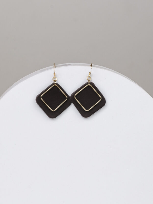 Pendientes rombo dorado sobre cuero