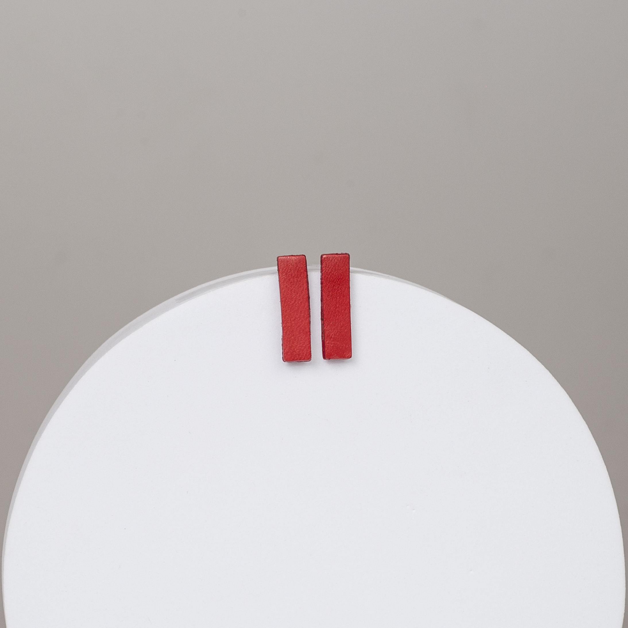 Pendientes de tira de cuero rojo — dos longitudes - Imagen 2