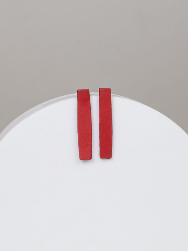 Pendientes de tira de cuero rojo — dos longitudes