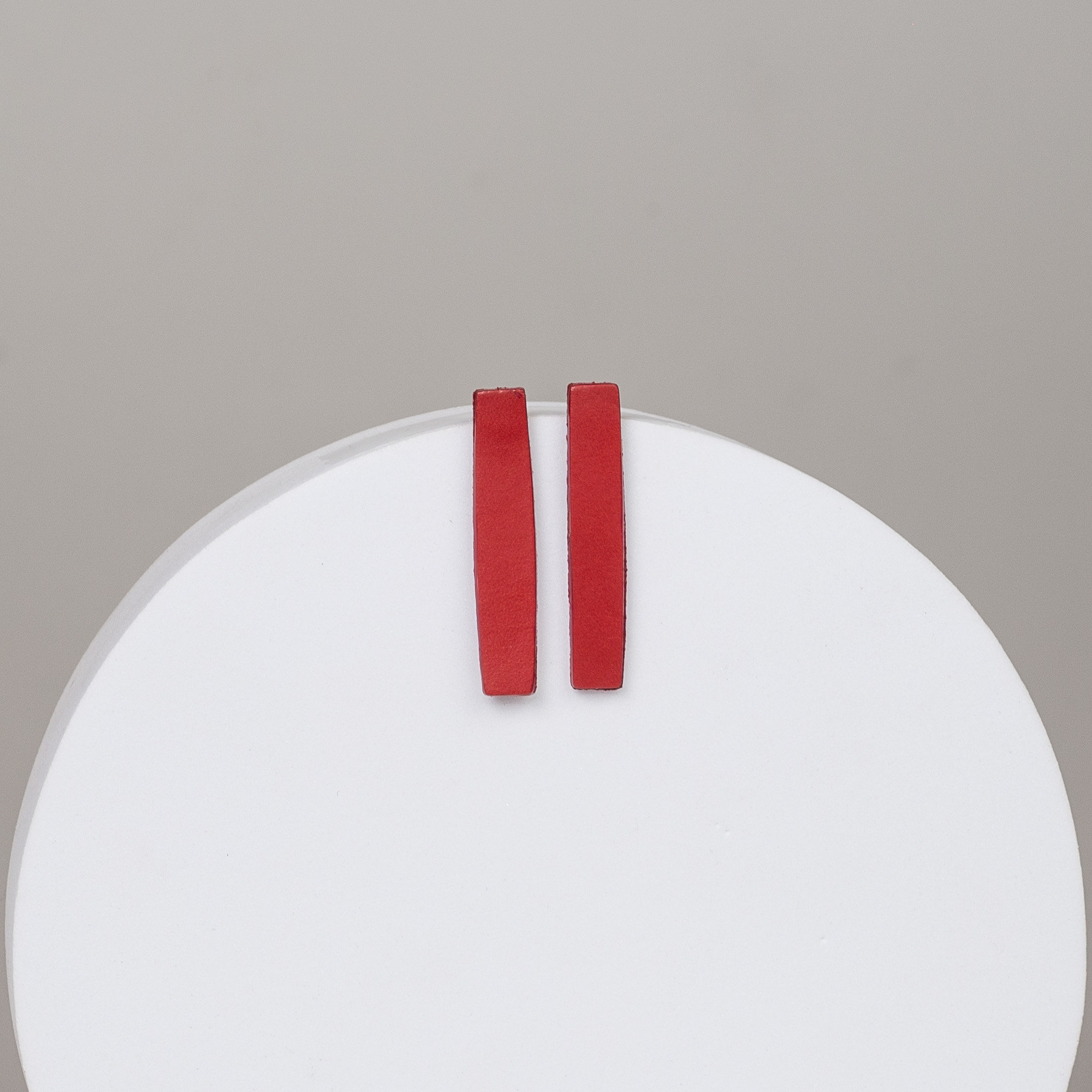 Pendientes de tira de cuero rojo — dos longitudes